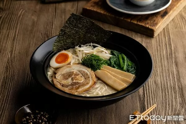 ▲樂麵屋汐止遠雄店10/10開幕,原味豚骨拉麵限量特價10元。(圖/豆府集團提供)