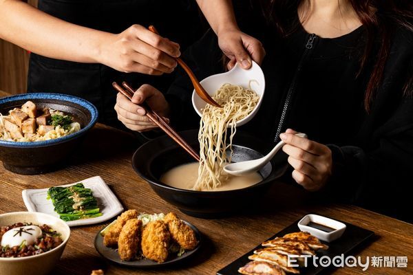 ▲樂麵屋汐止遠雄店10/10開幕,原味豚骨拉麵限量特價10元。(圖/豆府集團提供)