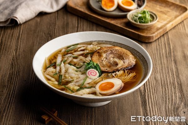 ▲樂麵屋汐止遠雄店10/10開幕,原味豚骨拉麵限量特價10元。(圖/豆府集團提供)