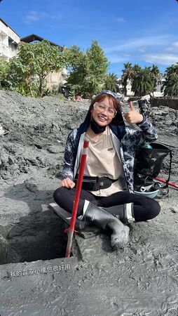 ▲陳伊在花蓮光復當鏟子超人。(圖/翻攝臉書)