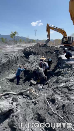 ▲▼ 花蓮砂石場挖到失聯黃姓老闆娘遺體。(圖/民眾提供,下同)