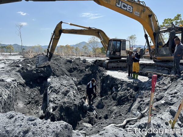 ▲▼ 花蓮砂石場挖到失聯黃姓老闆娘遺體。(圖/民眾提供,下同)