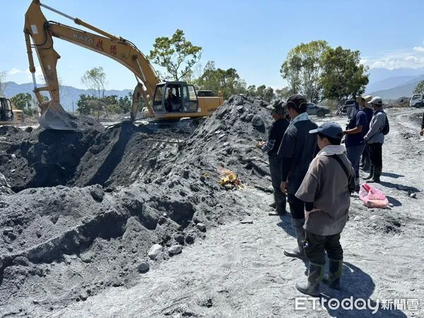 ▲▼ 花蓮砂石場挖到失聯黃姓老闆娘遺體。(圖/民眾提供,下同)