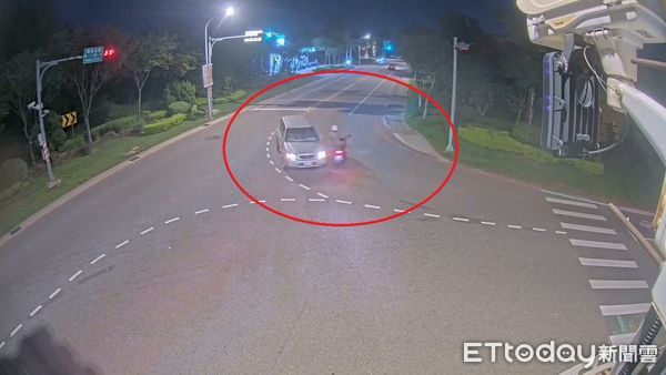 ▲▼ 金門車禍,騎士噴飛送醫 。(圖/記者鄭逢時翻攝)