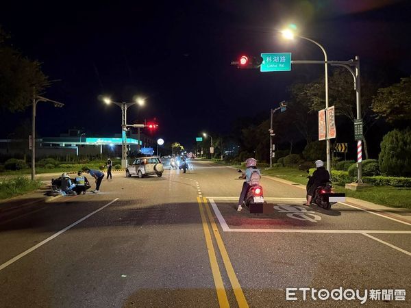 ▲▼ 金門車禍,騎士噴飛送醫 。(圖/記者鄭逢時翻攝)