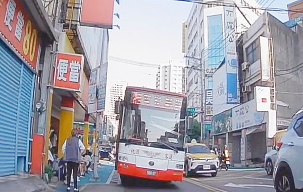 ▲桃園市鬧區今天上學尖峰時段,一輛學生專車突然拋錨,桃園警分局員警引導學生下車至騎樓等待。(圖/桃園警方提供)