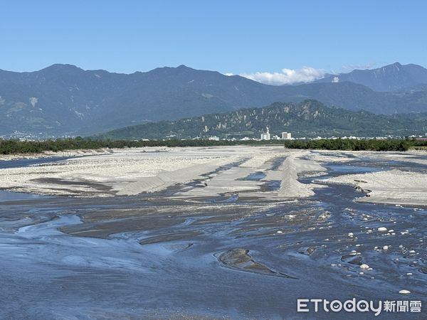 ▲卑南溪已出現河川揚塵。(圖/記者楊晨東翻攝)