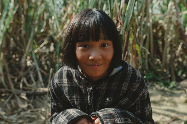 ▲方郁婷(左)與曾敬驊(右)在電影《大濛》飾演兄妹,詮釋50年代的農村孩子。(圖/華文創提供)