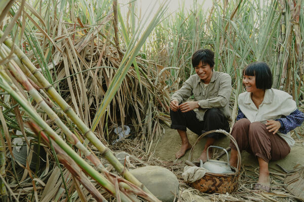 ▲方郁婷(左)與曾敬驊(右)在電影《大濛》飾演兄妹,詮釋50年代的農村孩子。(圖/華文創提供)