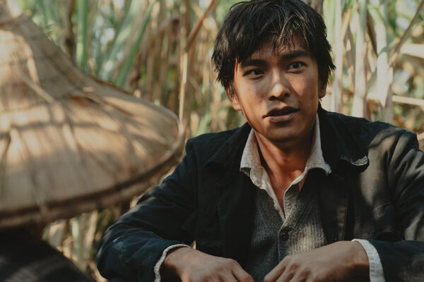 ▲方郁婷(左)與曾敬驊(右)在電影《大濛》飾演兄妹,詮釋50年代的農村孩子。(圖/華文創提供)