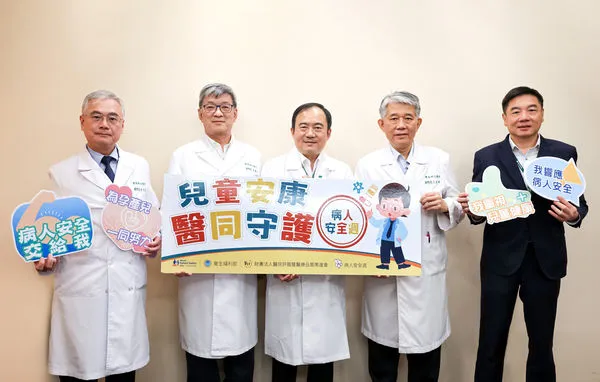 ▲▼國泰綜合醫院簡志誠院長(中)與4位副院長一起響應病安週活動。(圖/國泰醫院提供)