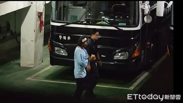 ▲▼北市萬華毒品交易糾紛鬥毆命案,涉持刀行兇的李睿騰(深色上衣)與同夥陳炳男(淺上衣、頭貼紗布),經檢方複訊後聲押禁見獲准,陳男的林姓女友(林欣儀)被請回。(圖/記者黃哲民攝)