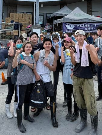 ▲雲朵姊姊(右二)與朋水一起到花蓮當志工。(圖/伊林提供)