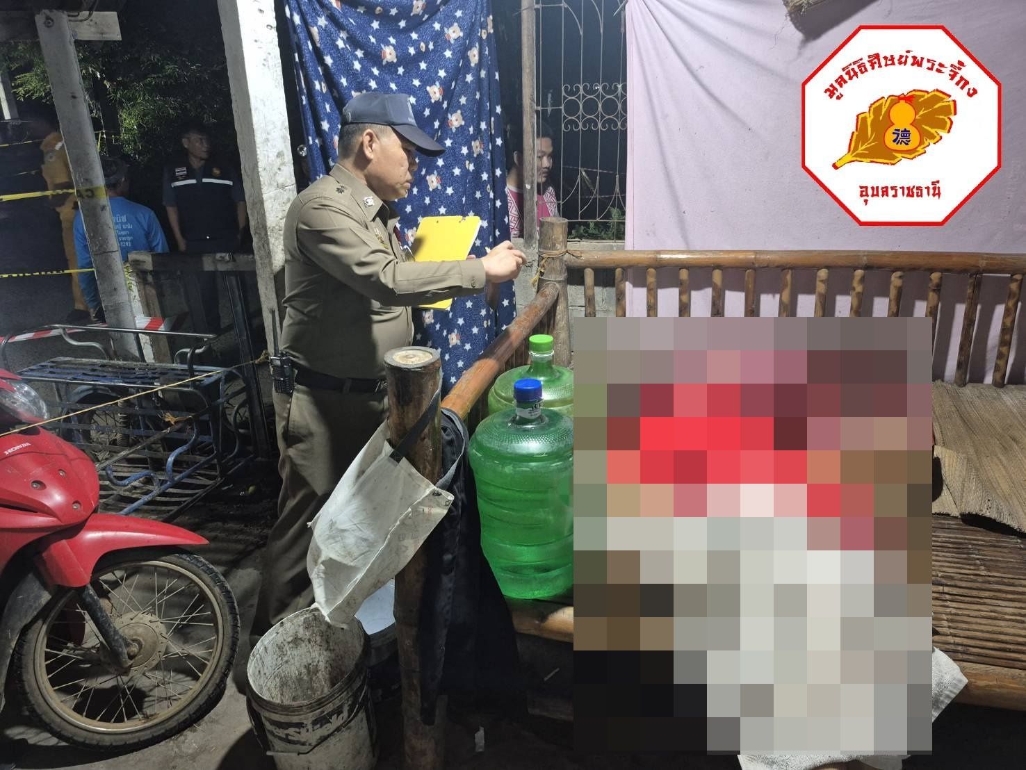 ▲▼殺人被關!泰男「7天前剛出獄」又砍死母親 血染竹床恐怖畫面曝。(圖/翻攝自Facebook/หน่วยกู้ภัย มูลนิธิศิษย์พระจี้กงอุบลราชธานี)