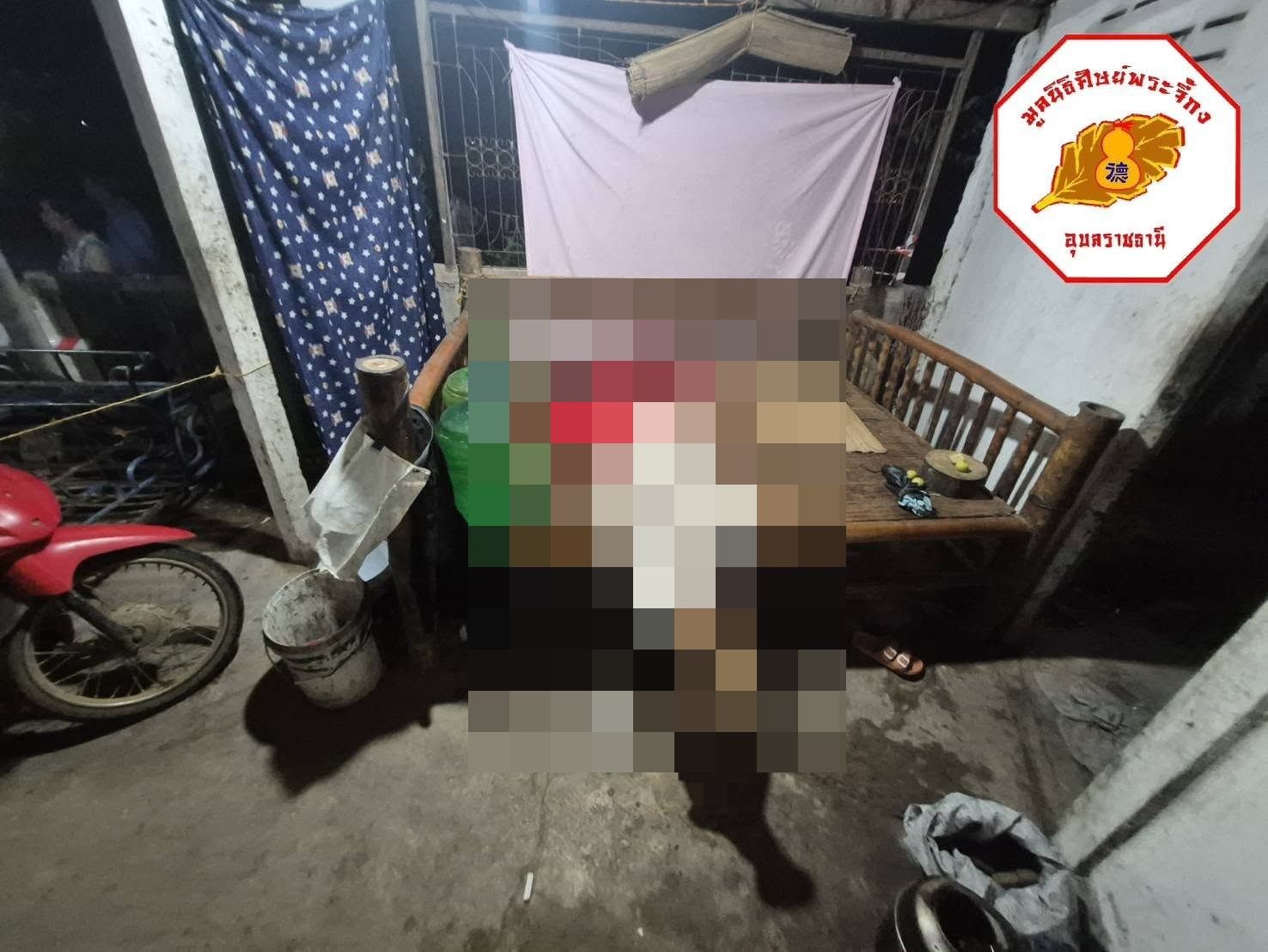 ▲▼殺人被關!泰男「7天前剛出獄」又砍死母親 血染竹床恐怖畫面曝。(圖/翻攝自Facebook/หน่วยกู้ภัย มูลนิธิศิษย์พระจี้กงอุบลราชธานี)