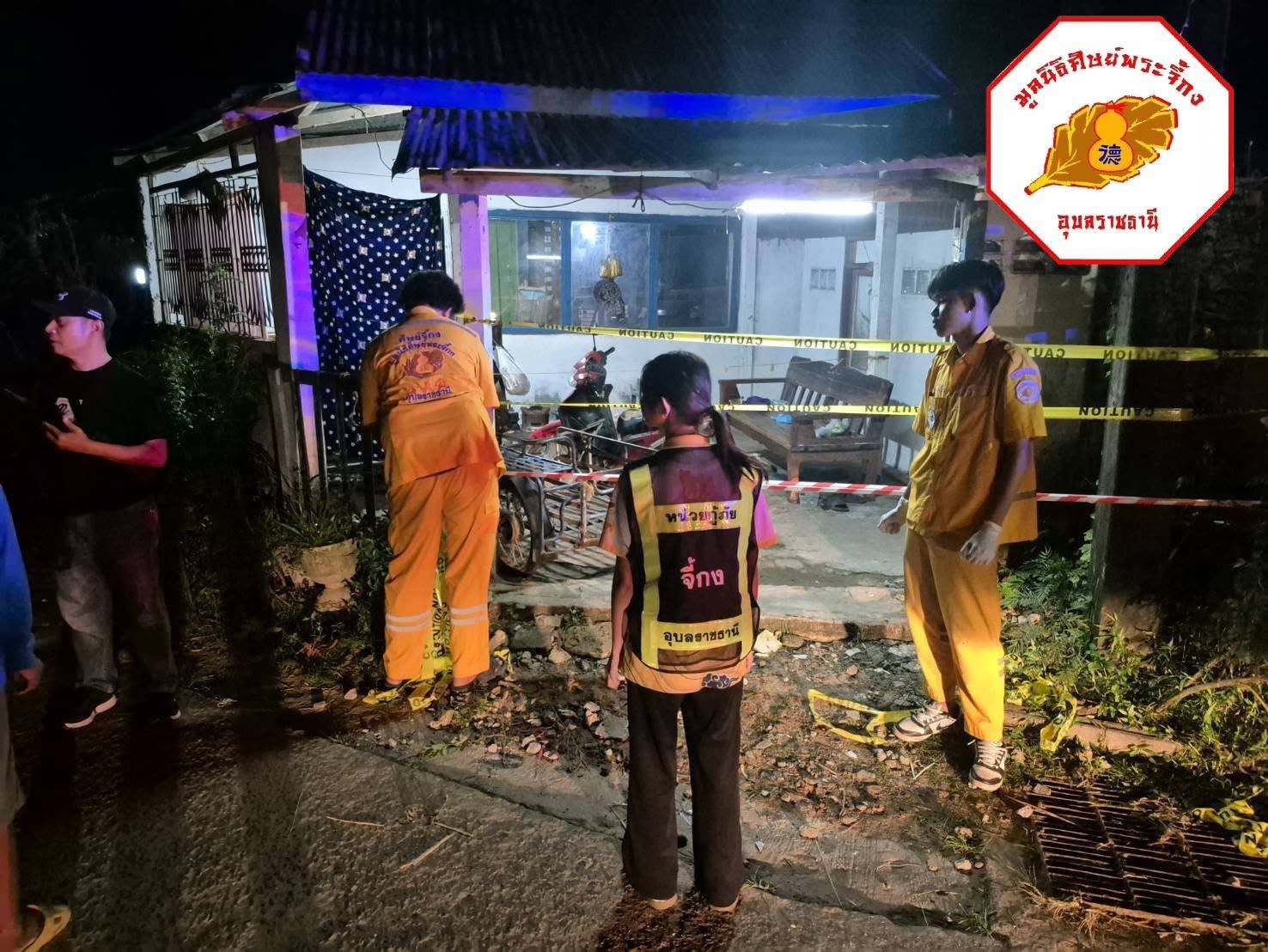 ▲▼殺人被關!泰男「7天前剛出獄」又砍死母親 血染竹床恐怖畫面曝。(圖/翻攝自Facebook/หน่วยกู้ภัย มูลนิธิศิษย์พระจี้กงอุบลราชธานี)