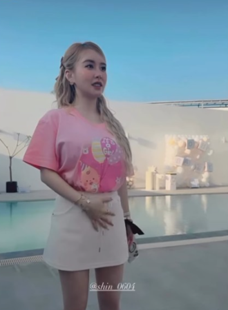 ▲▼饅頭媽限動曬驗孕棒證實懷四寶。(圖/翻攝自IG)