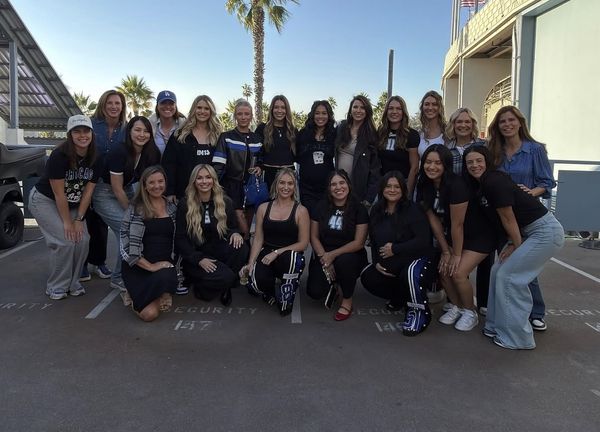 ▲ 大谷翔平妻真美子現身主場應援!道奇「大嫂團」合照再曝光 。(圖/截自ladodgerwives IG)