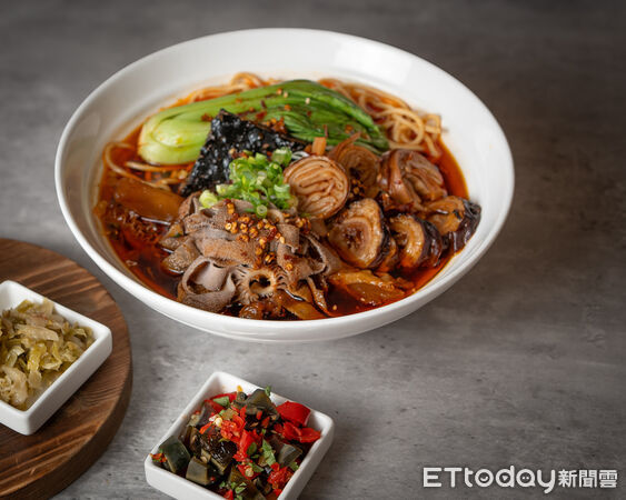 ▲台北中山區星級飯店牛肉麵買一送一。(圖/台北中山九昱希爾頓逸林酒店提供)