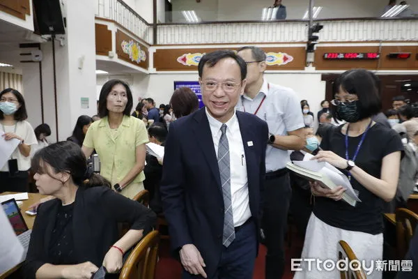 ▲▼財委會聯席會審查攸關普發1萬元的追加預算案,會議進行前主計長陳淑姿、農業部長陳駿季、國防部長顧立雄、財政部長莊翠雲、教育部長鄭英耀、衛福部長石崇良、經濟部長龔明鑫陸續到場。(圖/記者湯興漢攝)