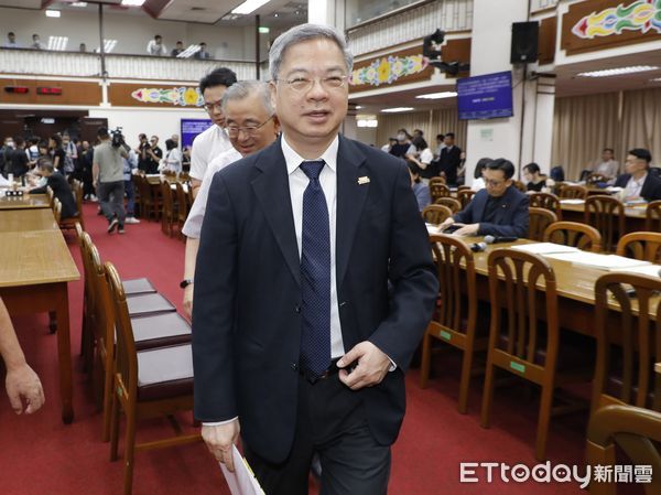 ▲▼財委會聯席會審查攸關普發1萬元的追加預算案,會議進行前主計長陳淑姿、農業部長陳駿季、國防部長顧立雄、財政部長莊翠雲、教育部長鄭英耀、衛福部長石崇良、經濟部長龔明鑫陸續到場。(圖/記者湯興漢攝)