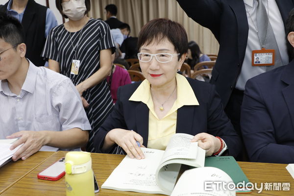 ▲▼財委會聯席會審查攸關普發1萬元的追加預算案,會議進行前主計長陳淑姿、農業部長陳駿季、國防部長顧立雄、財政部長莊翠雲、教育部長鄭英耀、衛福部長石崇良、經濟部長龔明鑫陸續到場。(圖/記者湯興漢攝)