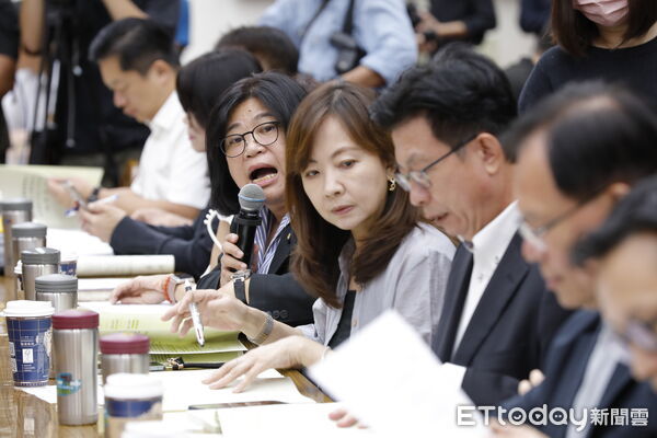 ▲▼財委會聯席會審查攸關普發1萬元的追加預算案,各部會代表與列席立委進行協商。(圖/記者湯興漢攝)