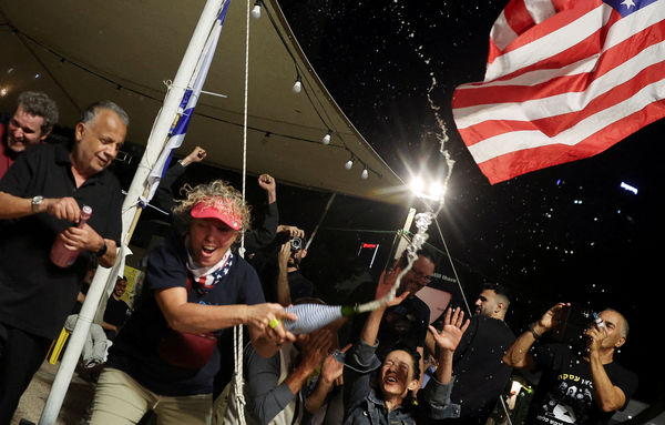 ▲▼ 加薩和平協議達成,以色列人慶祝。(圖/路透)