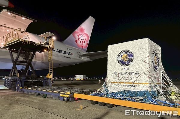 ▲▼華航以波音777F貨機協助國家太空中心(TASA)運送「福爾摩沙衛星八號」首顆衛星。(圖/華航提供)