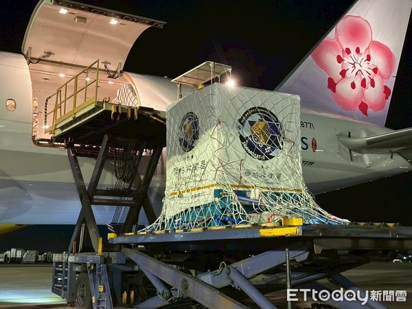 ▲▼華航以波音777F貨機協助國家太空中心(TASA)運送「福爾摩沙衛星八號」首顆衛星。(圖/華航提供)