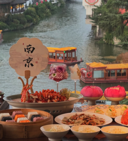 ▲▼美食搭配古鎮風景。(圖/翻攝自微博)