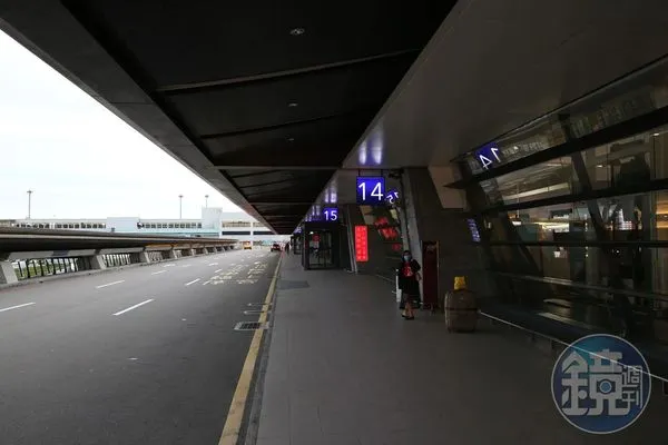 桃園機場航站南路第2-3階段道路線型調整切換作業,將暫時封閉T2 3F出發層車道。(示意圖;本刊資料照)