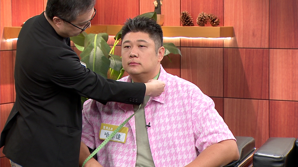 ▲哈孝遠配戴呼吸正壓器。(圖/年代提供)