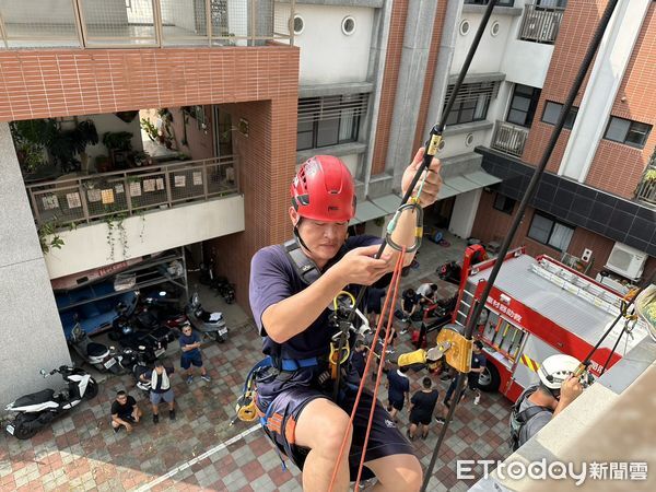 ▲台南市消防局第一大隊舉辦年度體技能測驗暨救助複訓,導入R.E.H.A.B.照護概念強化救災安全。(記者林東良翻攝,下同)