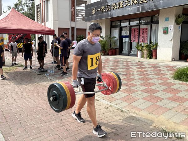 ▲台南市消防局第一大隊舉辦年度體技能測驗暨救助複訓,導入R.E.H.A.B.照護概念強化救災安全。(記者林東良翻攝,下同)