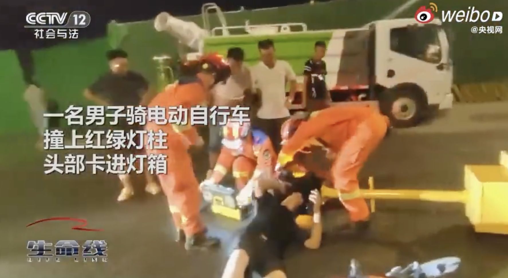 ▲大陸一名男子邊騎車邊滑手機,一頭撞進紅綠燈箱。(圖/翻攝央視)