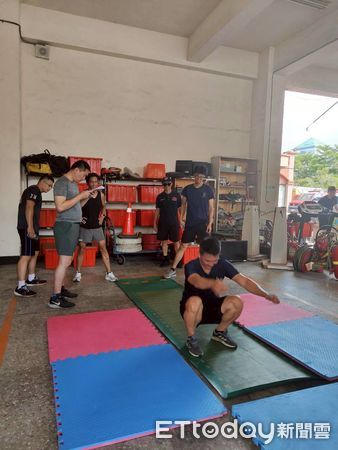 ▲台南市消防局第六大隊舉辦體能與裝備強化訓練,160名消防人員全力應戰。(記者林東良翻攝,下同)