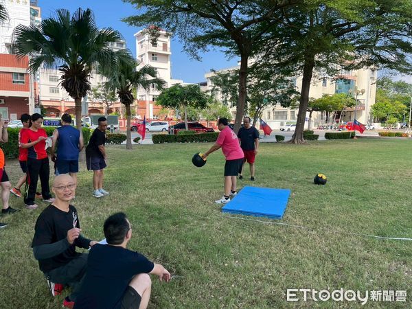 ▲台南市消防局第六大隊舉辦體能與裝備強化訓練,160名消防人員全力應戰。(記者林東良翻攝,下同)