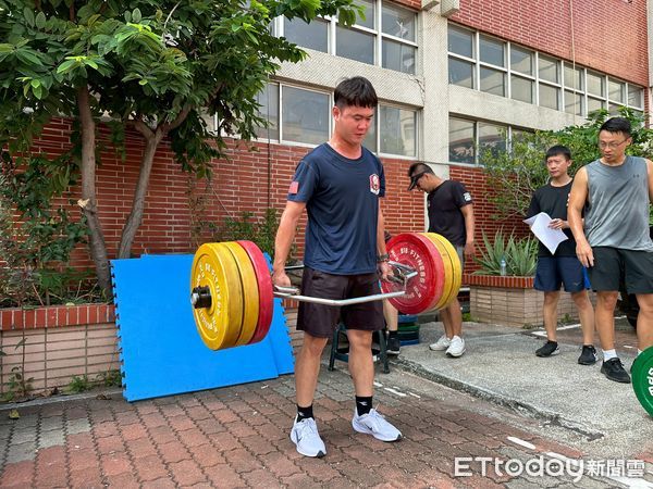 ▲台南市消防局第六大隊舉辦體能與裝備強化訓練,160名消防人員全力應戰。(記者林東良翻攝,下同)