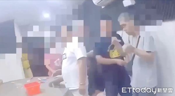 ▲▼民宅私設「士九」象棋博弈賭場,警攻堅逮人他喊要吃泡麵。(圖/記者邱中岳翻攝)