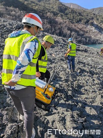 ▲台大成大災防團隊9日上午搭乘黑鷹直升機到馬太鞍溪上游勘察堰塞湖。(圖/記者張君豪翻攝)