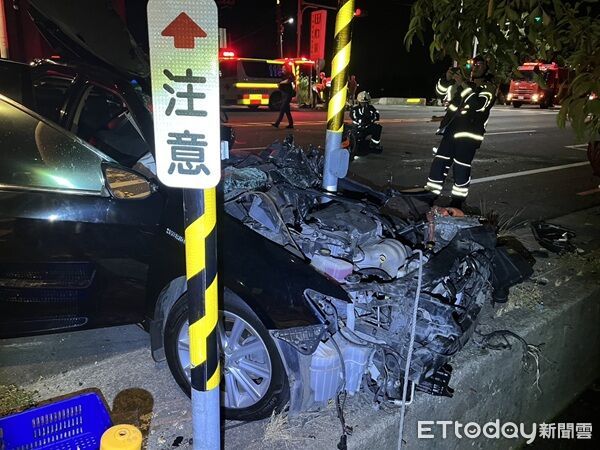 ▲張男凌晨駕車追撞等紅燈小貨車,小客車扭曲形,駕駛一度夾在車內,救護人員破車體才救出。(圖/楊梅警分局提供、下同)