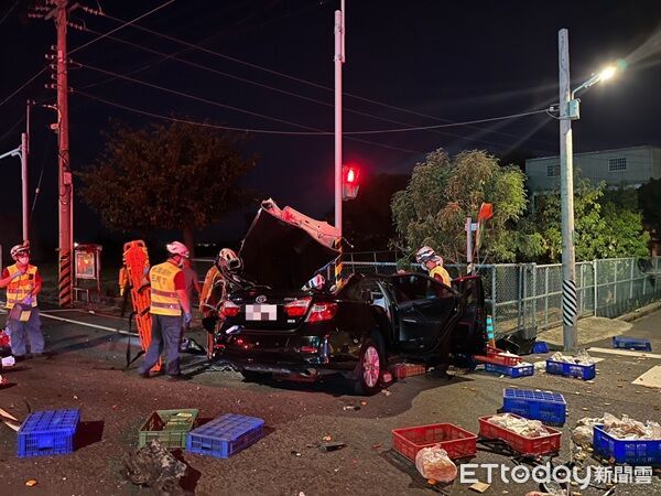 ▲張男凌晨駕車追撞等紅燈小貨車,小客車扭曲形,駕駛一度夾在車內,救護人員破車體才救出。(圖/楊梅警分局提供、下同)