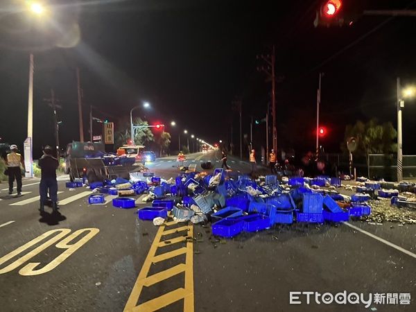 ▲▼被撞小貨車的貨物噴灑滿整地。(圖/楊梅警分局提供)