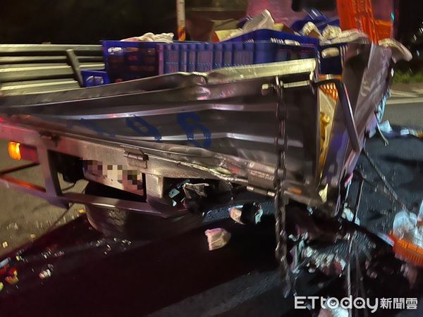 ▲▼被撞小貨車的貨物噴灑滿整地。(圖/楊梅警分局提供)