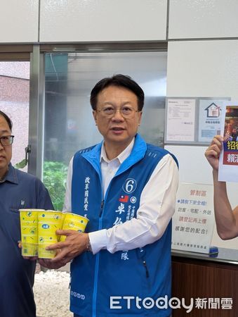 ▲▼卓伯源帶珍奶拜訪民進黨中央黨部。(圖/記者杜冠霖翻攝)