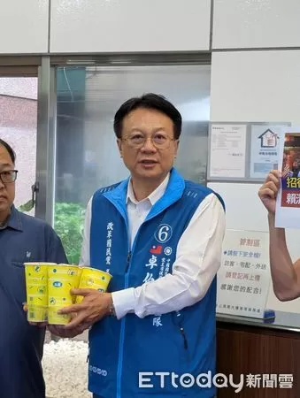 ▲▼卓伯源帶珍奶拜訪民進黨中央黨部。(圖/記者杜冠霖翻攝)