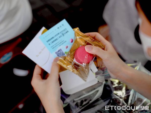 ▲「樂成宮月老聯誼活動現場氣氛熱烈,男女信眾在紅線前虔誠祈願,盼月老賜良緣。(圖/記者游瓊華翻攝)