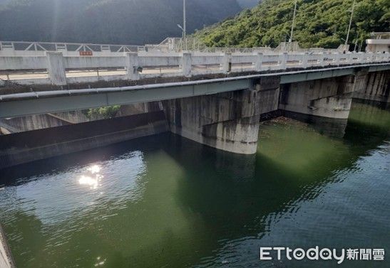 ▲曾文水庫大壩溢洪道上游。(記者林東良翻攝,下同)