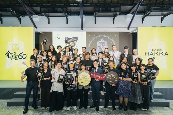 ▲▼温昇豪首度以主持人身分問鼎金鐘。(圖/客委會提供)